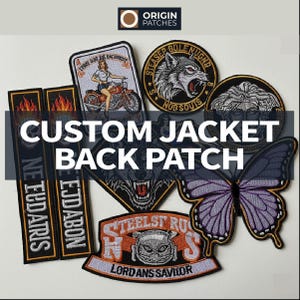 Puede incluir: Colección de parches traseros para chaquetas bordados personalizados. Los diseños incluyen un lobo, una mariposa, una mujer en una motocicleta y el texto "CUSTOM JACKET BACK PATCH". Los parches son de varias formas y tamaños, con costuras detalladas y colores vibrantes.