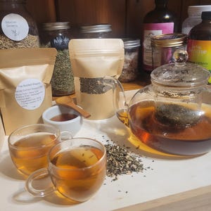 Puede incluir: Juego de tres tazas de cer&aacute;mica con acabado mate moteado. Las tazas son de color crema, gris claro y gris oscuro. Cada taza tiene un dise&ntilde;o simple y minimalista.