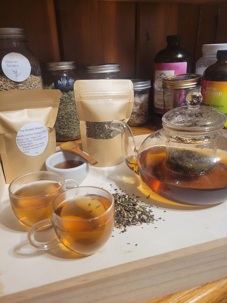 Puede incluir: Juego de tres tazas de cer&aacute;mica con acabado mate moteado. Las tazas son de color crema, gris claro y gris oscuro. Cada taza tiene un dise&ntilde;o simple y minimalista.