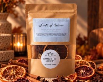 Peut inclure: Un sachet en papier kraft étiqueté Scents of Autumn contenant des fruits séchés, de la cannelle, des clous de girofle, de la muscade et de l'anis étoilé. L'étiquette indique les instructions pour une casserole de 355 ml. Autocollant Simmer Pot Shoppe.