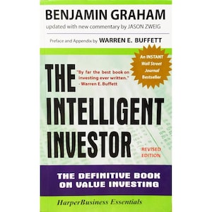 Op de afbeelding: Het boek The Intelligent Investor van Benjamin Graham, met commentaar van Jason Zweig en Warren E. Buffett. De cover heeft een groen, wit, paars en zwart ontwerp met de titel in grote, vette letters. Het is een bestseller van de Wall Street Journal.