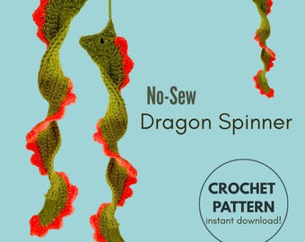 Könnte beinhalten: Gehäkelte Drachen-Spinner in Grün und Rot, mit dem Text "No-Sew Dragon Spinner" und "Crochet Pattern instant download!". Die Drachen-Spinner haben ein spiralförmiges Design mit einem Drachenkopf an der Spitze.