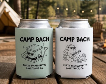 Enfriador de latas personalizado para despedida de soltera con temática de acampada / Enfriador de latas personalizado para despedida de soltera con temática de acampada / Recuerdos para la fiesta nupcial con temática de senderismo