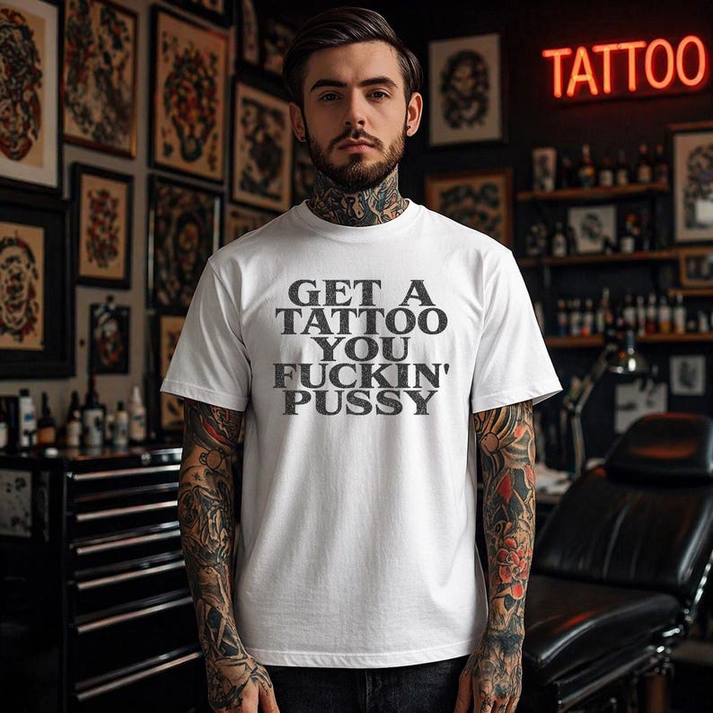 Obtenez une chemise de tatouage, un t-shirt graphique avant-gardiste, une chemise audacieuse, une police de caractères gothique, des vêtements alternatifs, un cadeau pour amateur de tatouage, un haut humour noir image 2