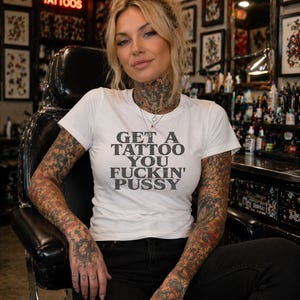 Obtenez une chemise de tatouage, un t-shirt graphique avant-gardiste, une chemise audacieuse, une police de caractères gothique, des vêtements alternatifs, un cadeau pour amateur de tatouage, un haut humour noir image 1
