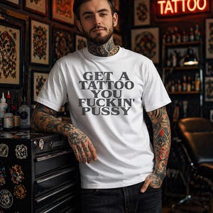 Obtenez une chemise de tatouage, un t-shirt graphique avant-gardiste, une chemise audacieuse, une police de caractères gothique, des vêtements alternatifs, un cadeau pour amateur de tatouage, un haut humour noir image 3