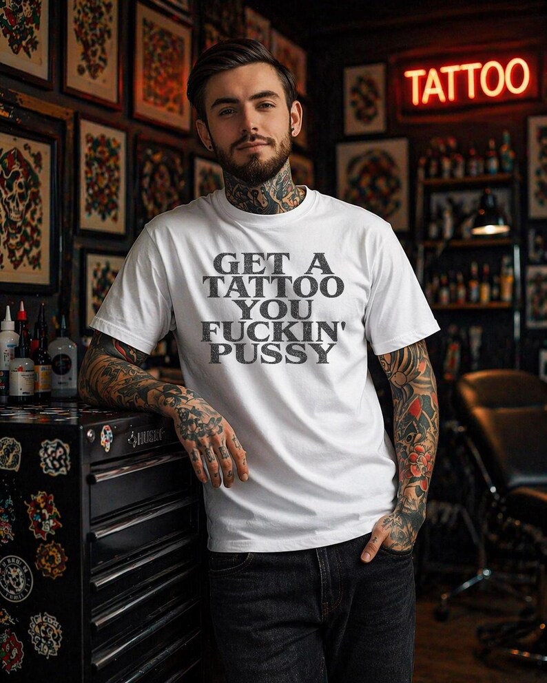 Obtenez une chemise de tatouage, un t-shirt graphique avant-gardiste, une chemise audacieuse, une police de caractères gothique, des vêtements alternatifs, un cadeau pour amateur de tatouage, un haut humour noir image 3