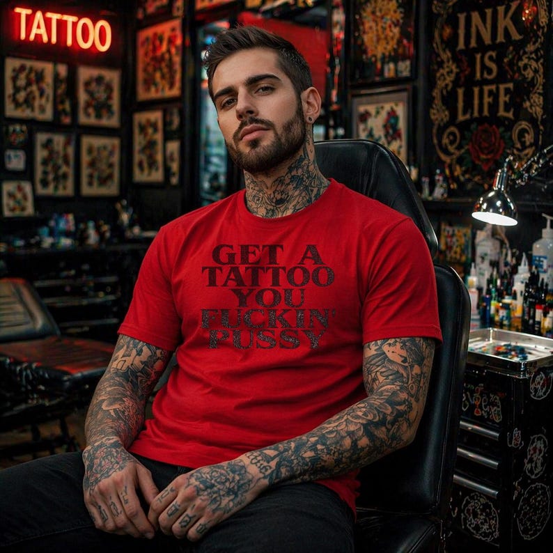 Obtenez une chemise de tatouage, un t-shirt graphique avant-gardiste, une chemise audacieuse, une police de caractères gothique, des vêtements alternatifs, un cadeau pour amateur de tatouage, un haut humour noir image 4