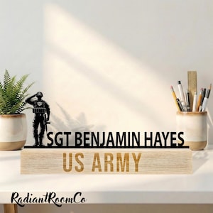 Pode incluir: Conjunto de três canecas de cerâmica com acabamento fosco e salpicado. As canecas são em tons de creme, cinza claro e cinza escuro. Cada caneca tem um design simples e minimalista, perfeito para café ou chá.