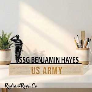 Pode incluir: Uma tábua de corte de madeira feita à mão com acabamento natural. A tábua retangular possui um sulco para suco e uma alça. Dimensões: aproximadamente 40,6 cm de comprimento, 25,4 cm de largura e 1,9 cm de espessura.