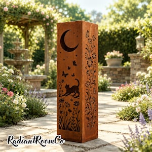 Columna de jardín con mariposas y gatos, escultura de metal oxidado para exteriores, pilar floral rústico para decoración de jardín.
