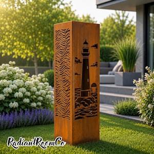 Puede incluir: Una escultura de jardín alta y rectangular de metal color óxido con diseños cortados a láser. Un lado muestra un faro en una costa rocosa con nubes y un sol, mientras que el lado adyacente presenta un patrón repetitivo de ondas.