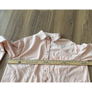 Free People Camisa rosa de manga larga con lazo en la espalda y botones imagen 10