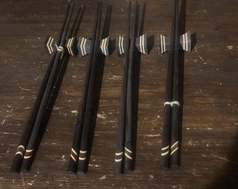 Vintage houten eetstokjes en rustblokken met etui 4 paar prachtig!