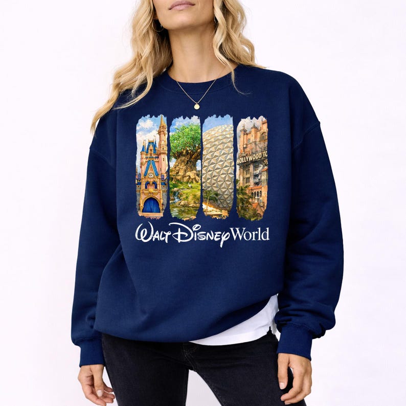 Puede incluir: Sudadera azul marino con un dise&ntilde;o gr&aacute;fico colorido de los lugares emblem&aacute;ticos de Walt Disney World, como el Castillo de Cenicienta, el &Aacute;rbol de la Vida, Spaceship Earth y el Hollywood Tower Hotel. Las palabras "Walt Disney World" est&aacute;n impresas en blanco debajo.