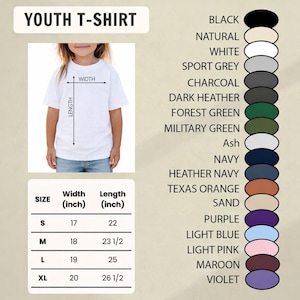 Puede incluir: Camiseta blanca para ni&ntilde;os con opciones de tallas y colores. La imagen muestra a un ni&ntilde;o usando la camiseta, con medidas en pulgadas. Las muestras de color incluyen negro, azul marino y morado. Tallas de la S a la XL.