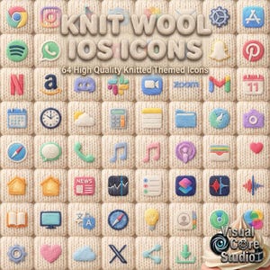 Puede incluir: Una colección de 64 iconos de iOS tejidos en varios colores, incluyendo logotipos y símbolos de aplicaciones, sobre un fondo de punto crema. Se muestra el texto "KNIT WOOL IOS ICONS" y "64 High Quality Knitted Themed Icons".
