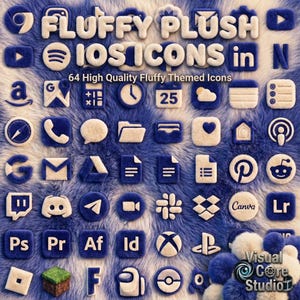 Pode incluir: Uma coleção de 64 ícones iOS fofos e de pelúcia em azul e branco, dispostos sobre um fundo texturizado. Os ícones representam vários aplicativos e são rotulados com seus respectivos nomes. As palavras "FLUFFY PLUSH IOS ICONS" são exibidas no topo.