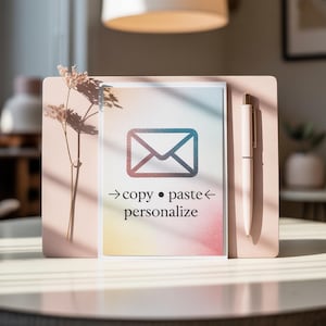 Può includere: Una carta dai colori pastello con un'icona di busta e le parole "copy • paste • personalize". Una penna bianca è appoggiata accanto alla carta su una base rettangolare rosa. Fiori secchi sono a sinistra della carta.