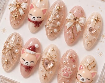 Uñas postizas navideñas con diseño de zorro, uñas con diseño de zorro adorable, uñas con lazo 3D en oro rosa, uñas navideñas inspiradas en el Kpop.