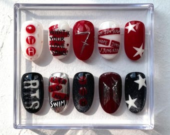 Paznokcie BTS Press On | Paznokcie z piosenką miłosną | Paznokcie Army | Paznokcie Kpop BTS | Estetyczne paznokcie w kolorze czerwono-czarnym | Ręcznie robione paznokcie idolek