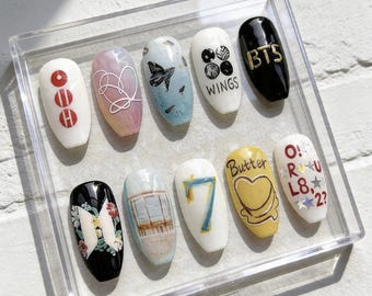 Unhas Postiças Inspiradas nas Eras dos Álbuns do BTS | Unhas Inspiradas no ARMY | Unhas com a Discografia do BTS | Presente para Fãs de K-pop | Unhas Personalizadas Feitas à Mão