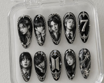 BTS OT7 Presse portrait sur ongles | Ongles de luxe en chrome noir | Logo BTS à presser sur les ongles | Ongles en gel faits main | Ongles de concert ARMY | Cadeau Kpop