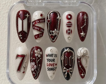 Ongles à coller BTS Love Song | Ongles chromés rouges OT7 | Ongles logo concert BTS | Ongles gel faits main ARMY | Ongles floraux coréens | Cadeau pour fan de Kpop