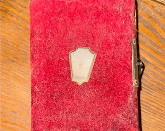Álbum de fotos de ferrotipo de terciopelo rojo del siglo XIX con detalles plateados