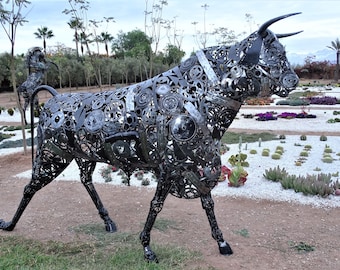 SCULPTURE TAUREAU en métal recyclé