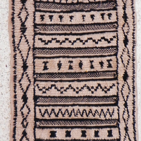 natural virgin wool carpet AZILAL berber rug, moroccan carpet, Beni Ouarain, Boucherouite