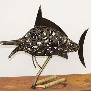 Sculpture Poisson sur Socle en Métal Recyclé - Recycled Metal Fish Sculpture on Stand