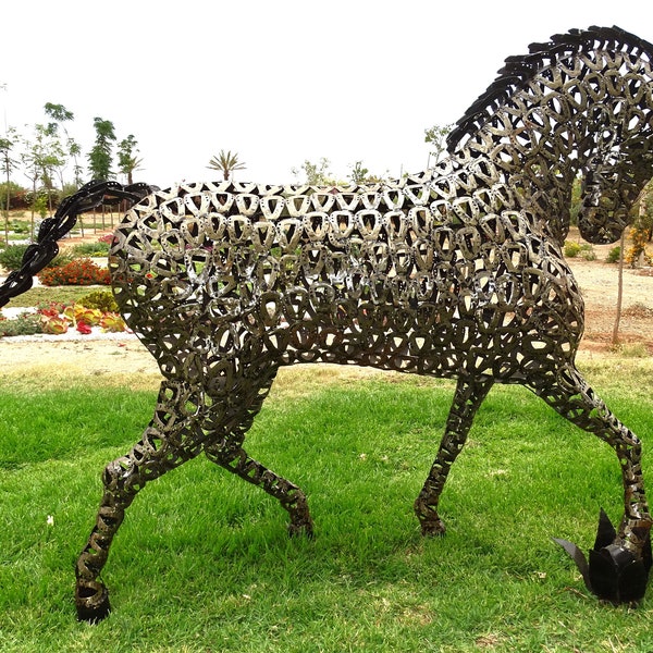 Sculpture cheval au trot en fers-à-cheval |  trotting horse sculpture made of  Recycled hoseshoes | scrap metal | decoaration jardin
