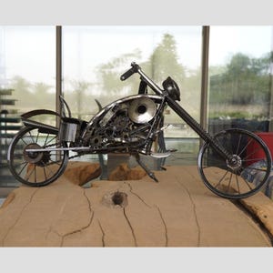 Petit Moto en Métal Recyclé – Miniature Recycled Metal Motorcycle Sculpture