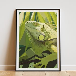 Könnte beinhalten: Ein gerahmter Kunstdruck mit einer detaillierten Illustration eines grünen Leguans. Das Kunstwerk zeigt das Reptil vor einem Hintergrund aus stilisiertem grünem Laub. Die Schuppen und Merkmale des Leguans sind sorgfältig dargestellt.
