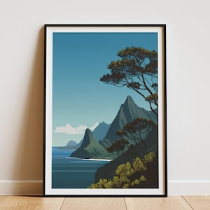 Może przedstawiać: Oprawiony wydruk artystyczny przedstawiający krajobraz nadmorski z górami, oceanem i drzewami. Grafika ma minimalistyczny styl z błękitnym niebem, zielonymi górami i ciemną ramą. Wydruk jest eksponowany na drewnianej podłodze.