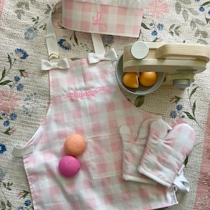 かわいい女の子用刺繍エプロン、*The ELLA*、ピンクと白のギンガムチェック、リボン、クラシック、パーソナライズ、名前、料理、ベーキング、ごっこ遊びキッチン