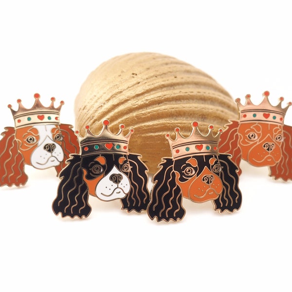 Broche en émail Cavalier King Charles. CKC Blenheim, tricolore, noir et feu et rubis.