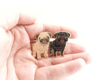 Pugs en kusjes emaille pin. Leuke mopshond.