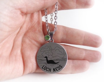 Pendentif Loch Ness personnalisé, collier en acier inoxydable gravé au laser. Nessie le monstre du Loch Ness !