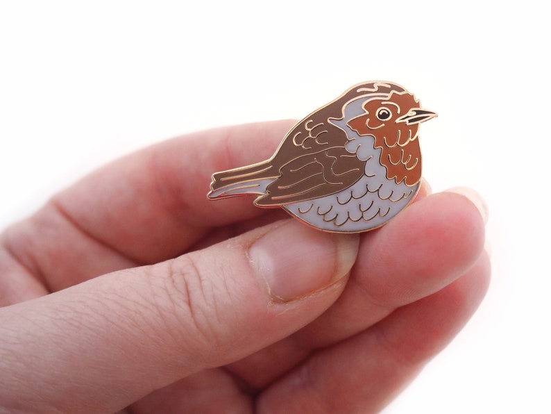 Broche en émail dur Robin. Deuil ou cadeau de Noël. Des merles apparaissent. image 1