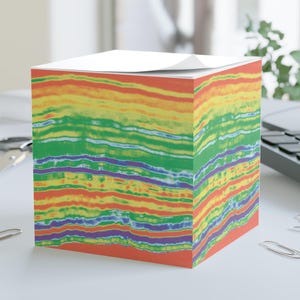 Könnte beinhalten: Rustikales Holzschild mit dem Text "Welcome to our home" in weißer Schrift. Das Schild hat eine Used-Optik und ein schlichtes, einladendes Design, ideal für die Eingangsbereichsdekoration.