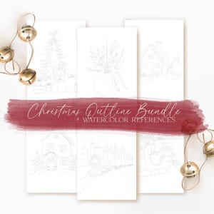 Może przedstawiać: Zestaw pięciu białych prostokątnych kart z rysunkami konturowymi o tematyce bożonarodzeniowej, w tym choinka, dom i sanie. Karty ułożone są na białej powierzchni, ze złotymi dzwoneczkami i tekstem "Christmas Outline Bundle + Watercolor References".