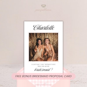 K&ouml;nnte beinhalten: Eine wei&szlig;e Brautjungfern-Vorschlagskarte mit dem Namen "Charlotte" in eleganter Schrift. Die Karte zeigt ein Foto von zwei Frauen in goldenen Kleidern mit dem Text "I CAN'T SAY I DO WITHOUT YOU! WILL YOU BE MY bridesmaid?"