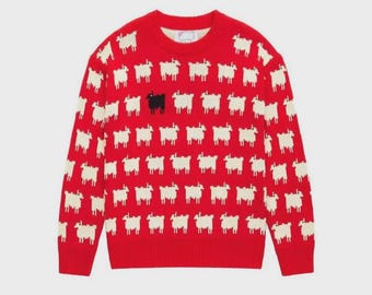 Sweter z czarnej owcy inspirowany księżną Dianą: czerwony sweter w stylu pulowera