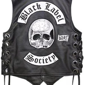 Könnte beinhalten: Schwarze Lederweste mit Totenkopf-Grafik und den weißen Schriftzügen "Black Label Society" und "Society". Die Weste hat geschnürte Seiten und einen Knopfverschluss.