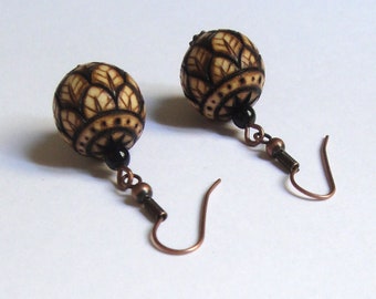 Boucles d&#39;oreille en pyrogravure sur bois, verre et métal plaqué cuivre