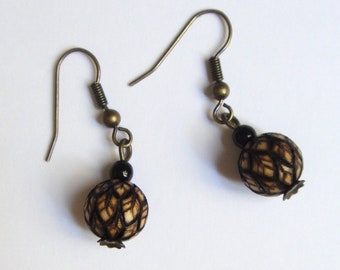 Boucles d&#39;oreilles en pyrogravure sur bois, verre et métal plaqué laiton patiné