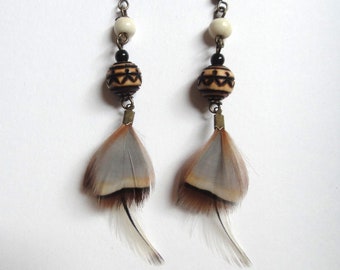 Boucles d&#39;oreilles en pyrogravure sur bois, os, métal plaqué laiton patiné et plumes