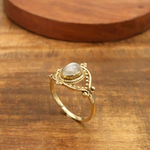 Bague mandala en laiton avec pierre de lune - style bohème vintage
